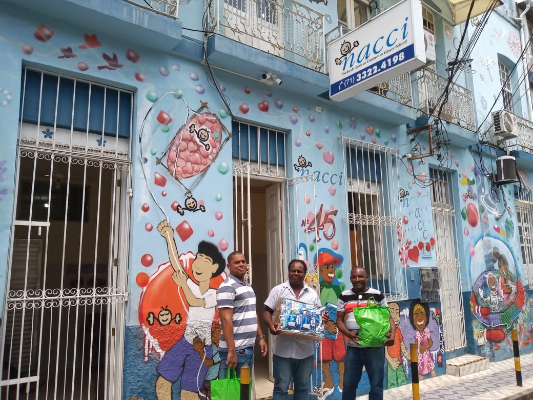 Bonde do bem entrega leite em pó ao Nacci